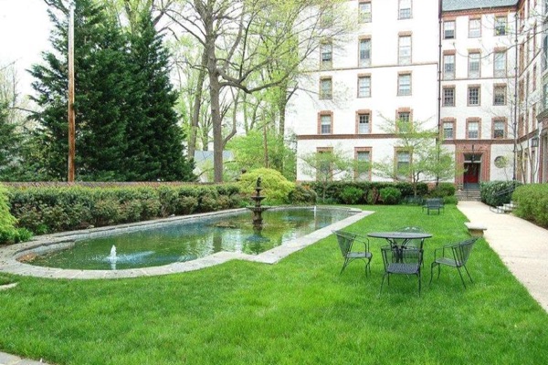 Roland Park Condominiums
